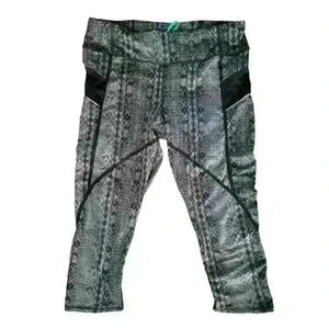 ATHLETA Prisma Stride Capri Black/Granite Grey #983394 Yoga Pants Women’s Medium